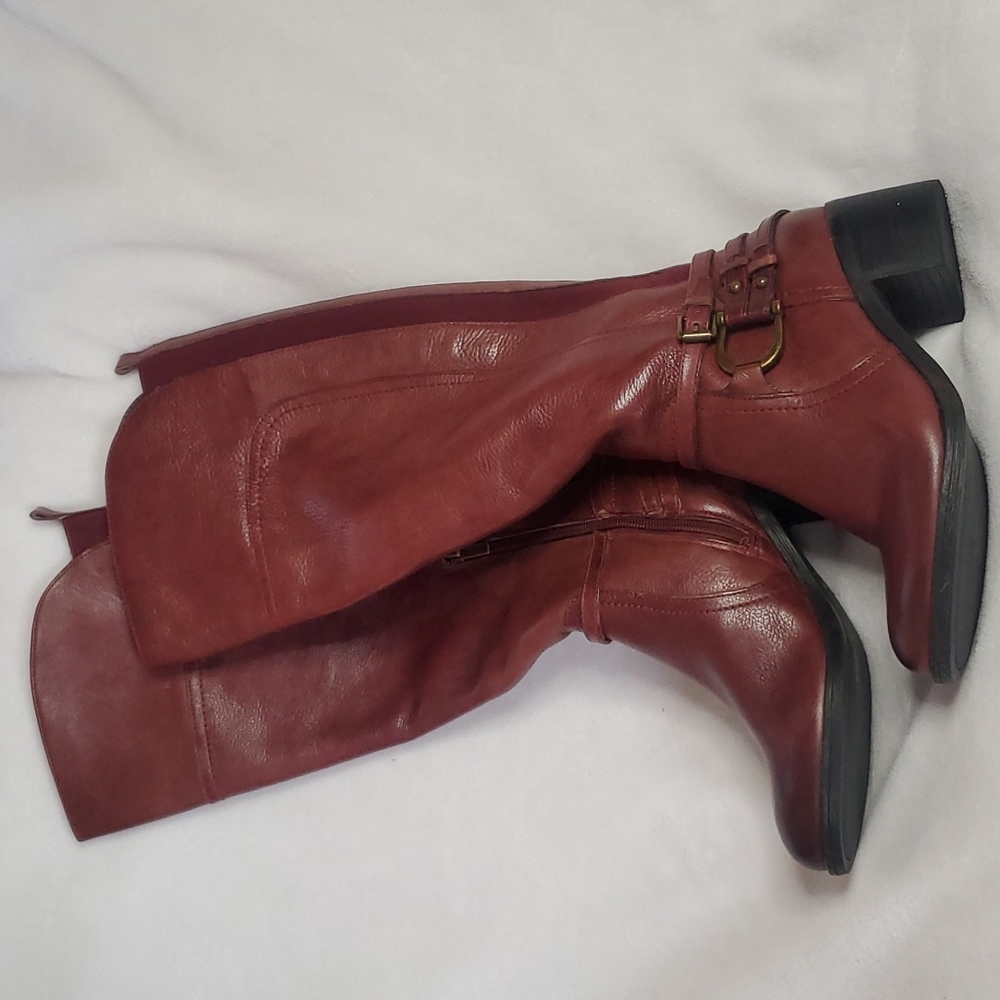 Knee High Boots Burgundy in color